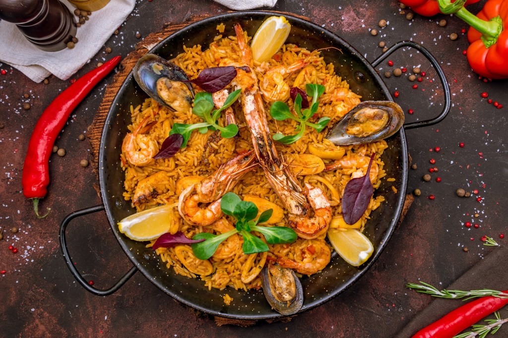 Eine Pfanne mit Paella.