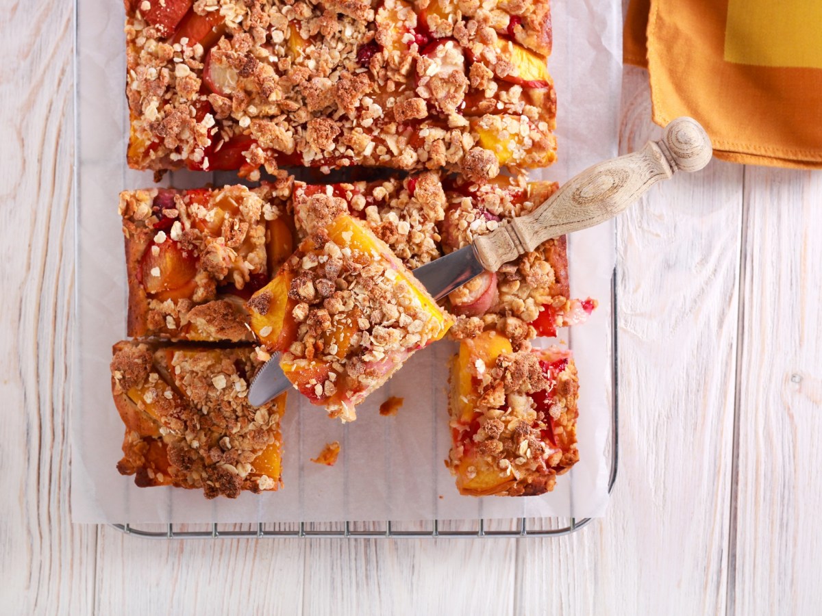 Sommerkuchen: Backe einen  Pfirsichkuchen mit Haferstreuseln vom Blech