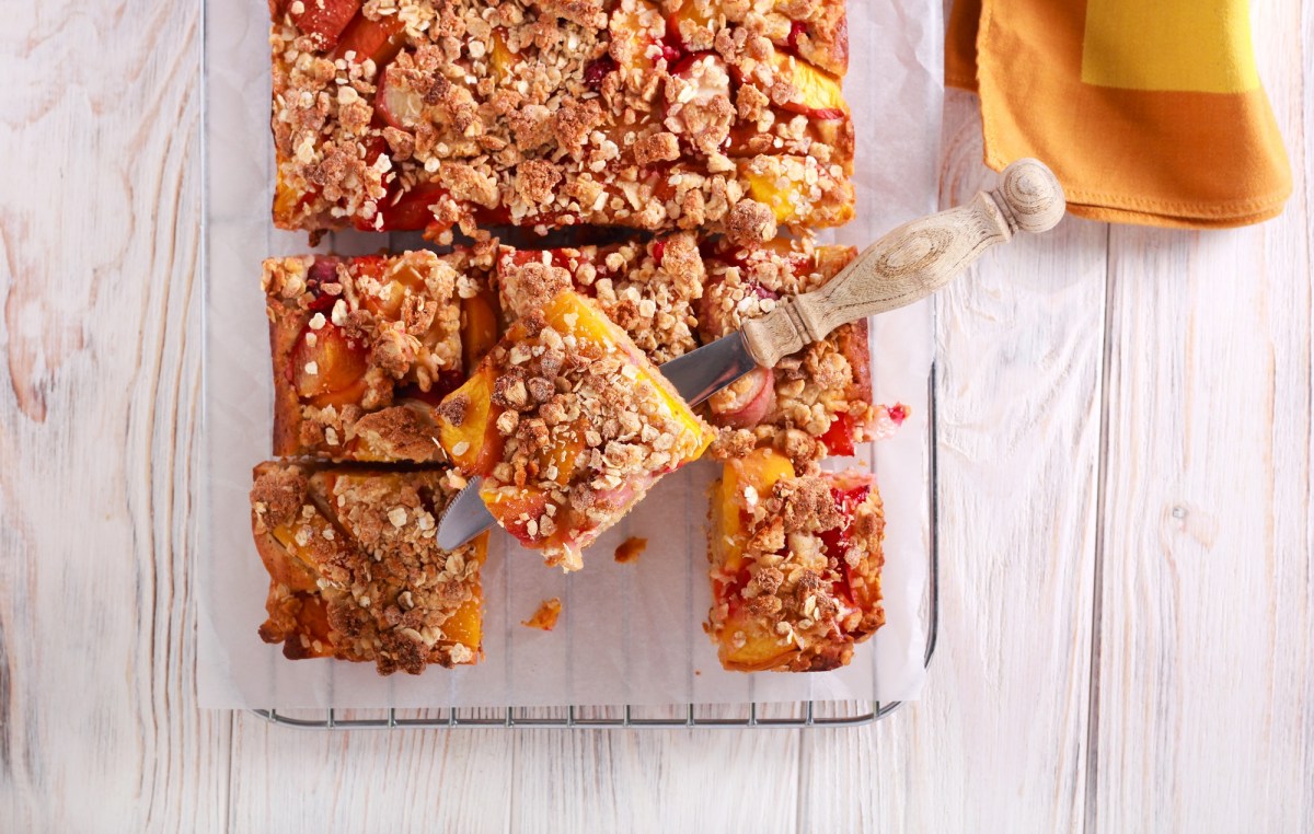 Pfirsichkuchen mit Haferstreuseln auf Kuchenrost