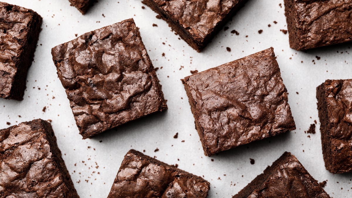 Protein-Brownies auf hellem Hintergrund