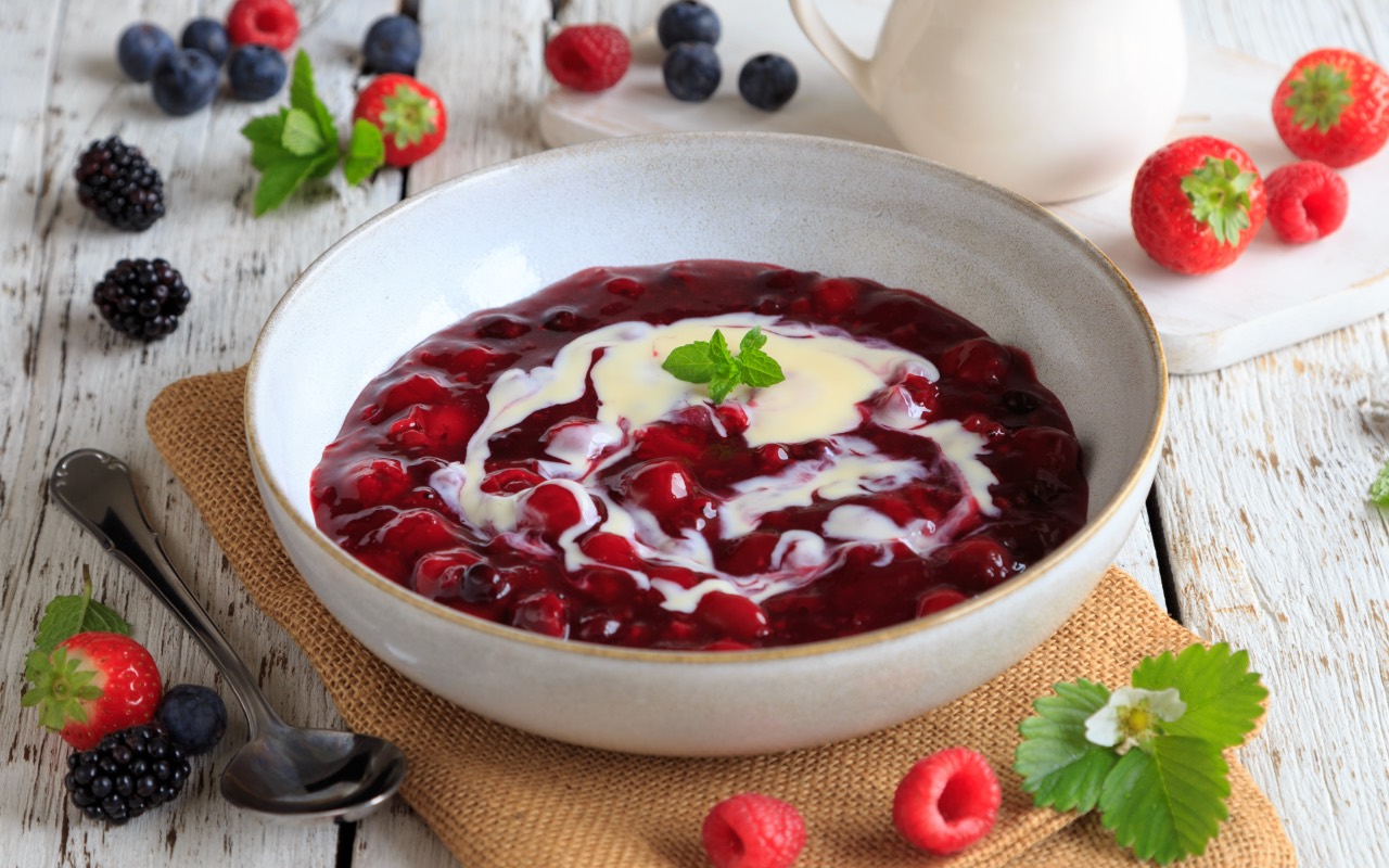 Rote Grütze mit Vanillesoße: Dessert aus Norddeutschland - Leckerschmecker