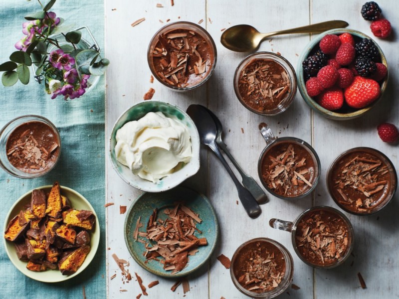 Schokoladen-Mousse aus dem Kochbuch „Snack Boards – Fingerfood aus aller Welt zum gemeinsamen Genießen“