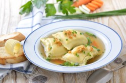 Schwäbische Maultaschen in einem tiefen Teller