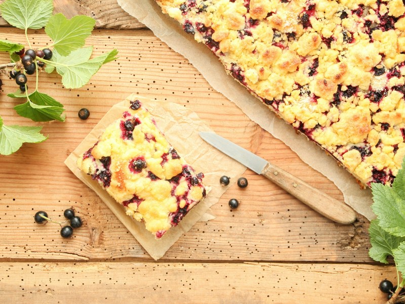 Johannisbeerkuchen mit Streuseln mit Messer