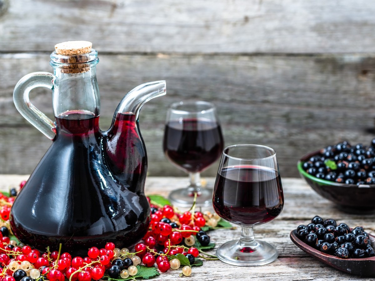 Fang den Sommer ein: Wir machen schwarzen Johannisbeerlikör