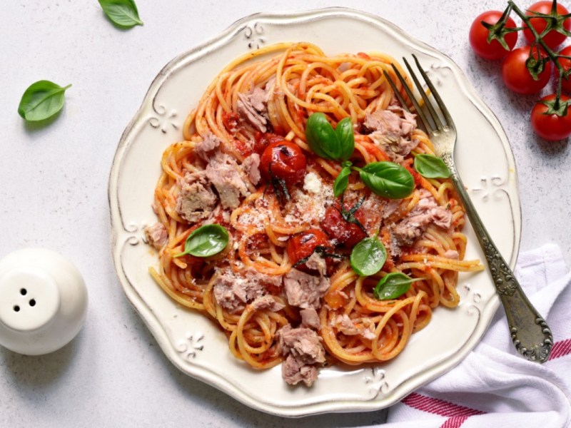 Ein Teller Spaghetti al Tonno in der Draufsicht.