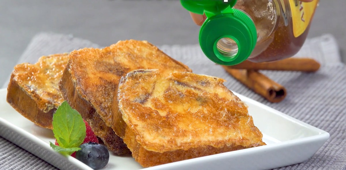 Trockenen Kuchen verwenden: French Toast Scheiben aus Kuchen auf einem Teller, daneben eine Sirupflasche