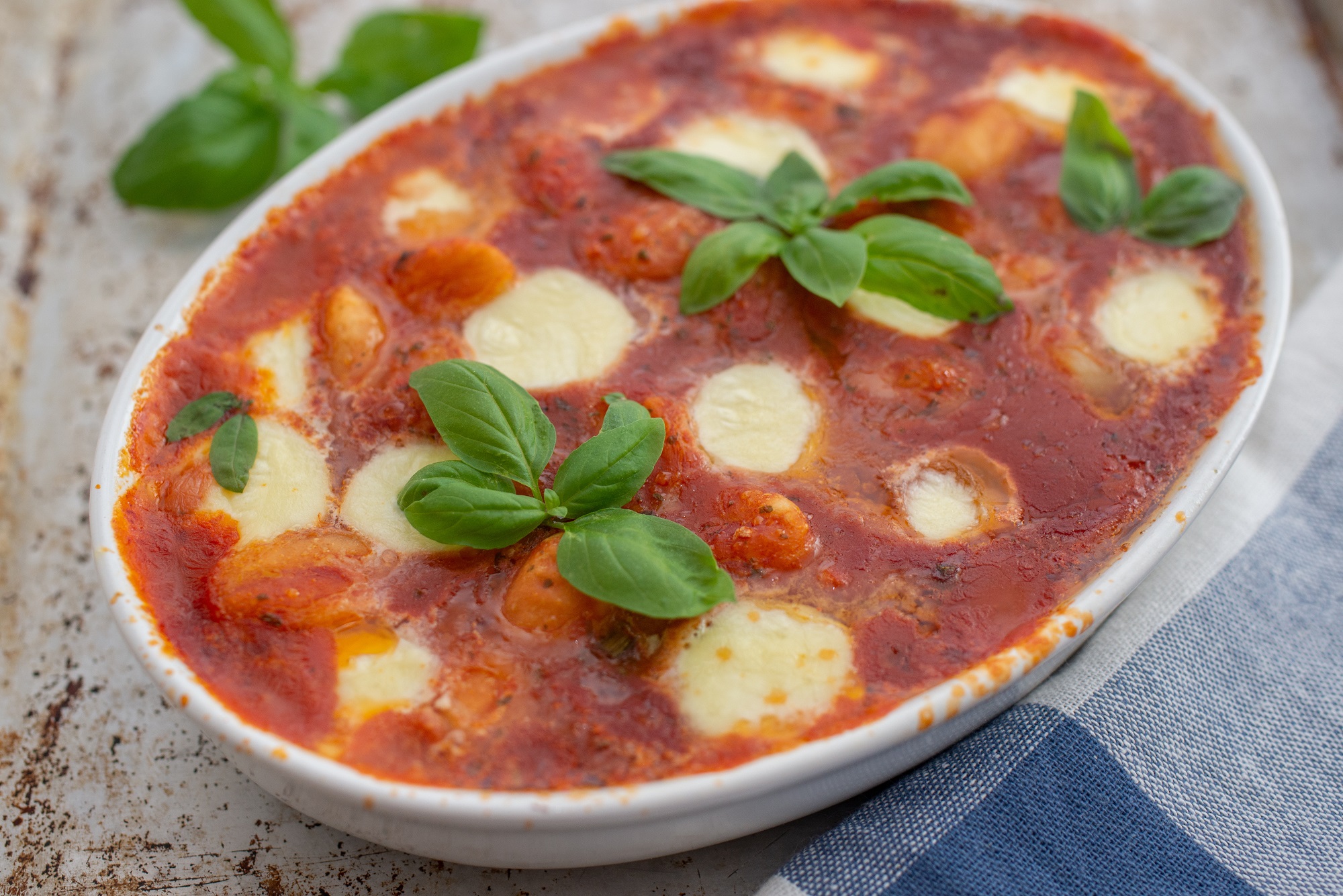 Überbackene Gnocchi mit Tomatensoße und Mozzarella - Leckerschmecker