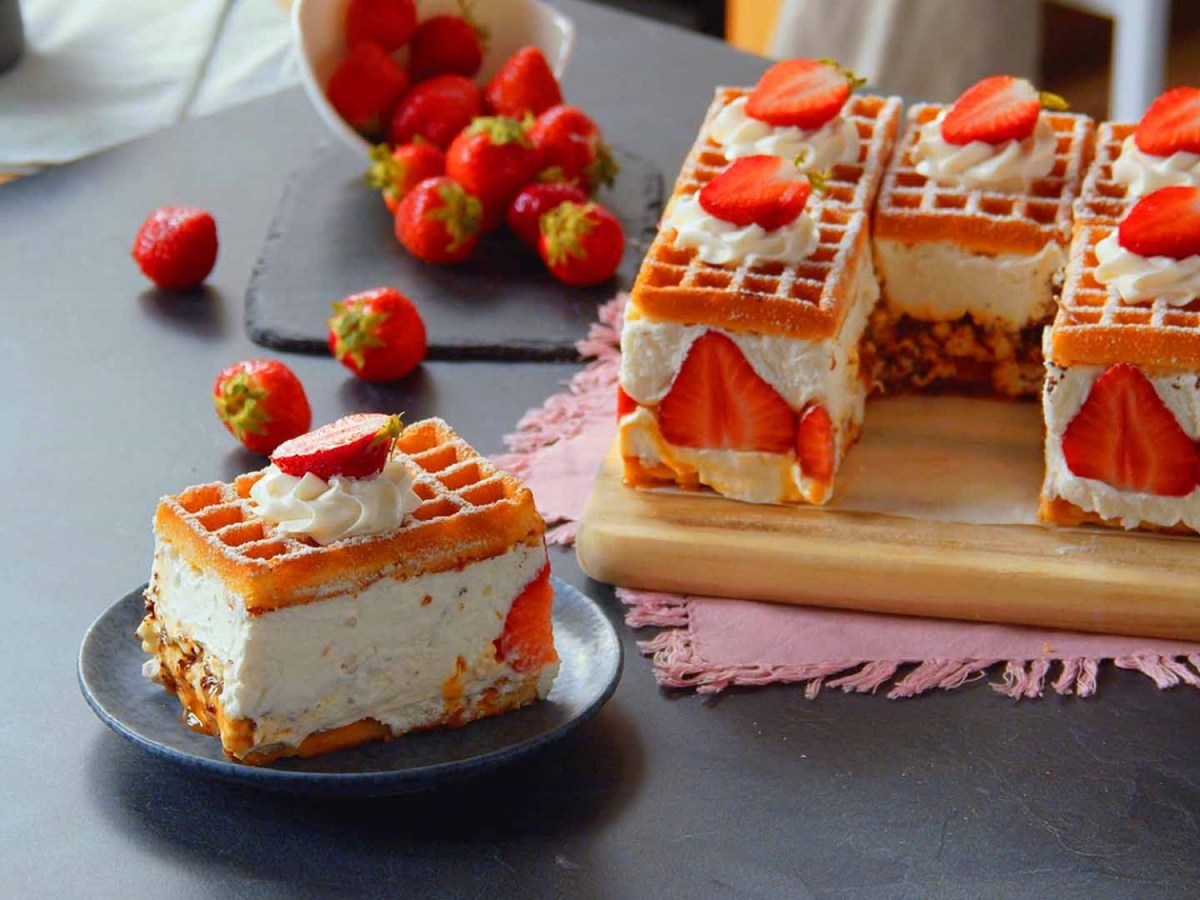 Erdbeerwaffeltorte auf einem Holzbrett