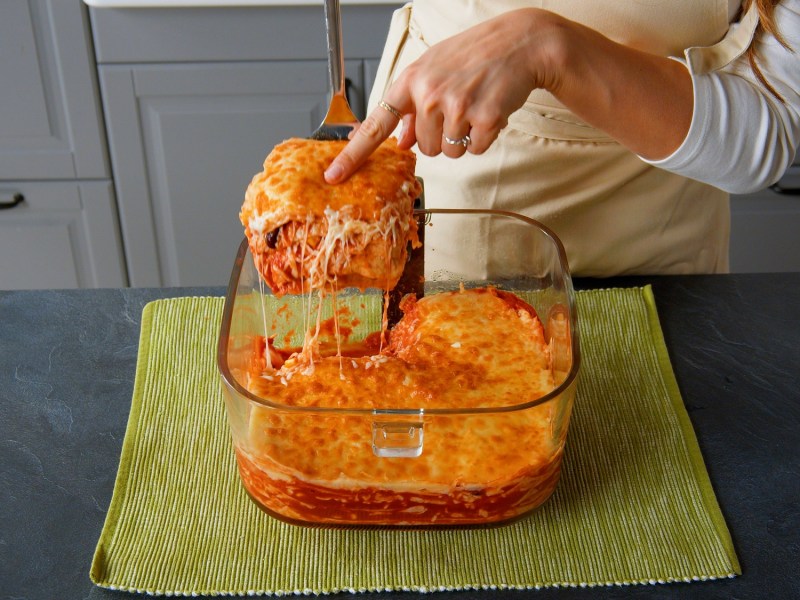 Wrap-Lasagne aus dem Airfryer, aus der ein Stück herausgenommen wird.