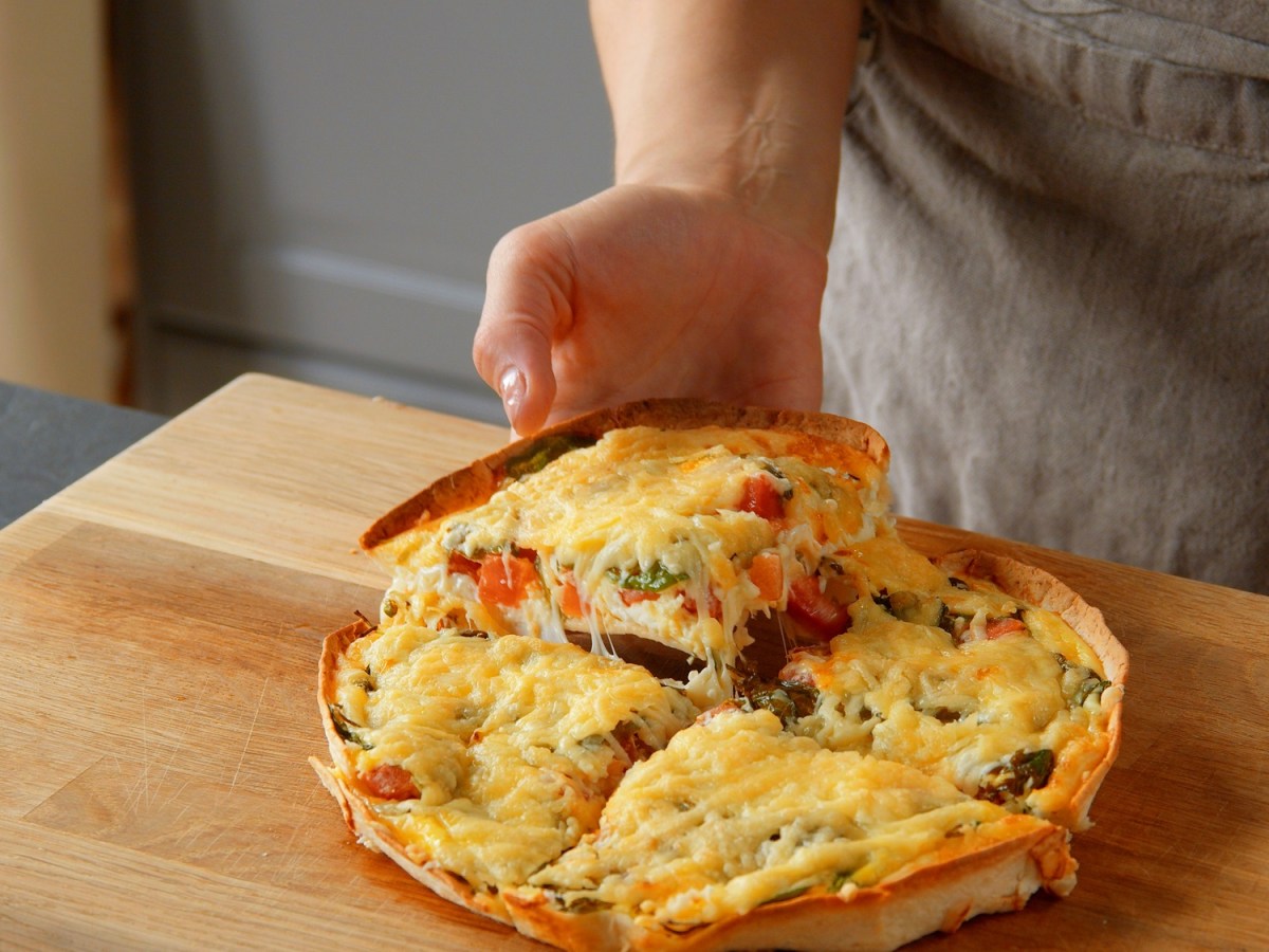 Schnelle Wrap-Pizza mit Hüttenkäse, Tomaten und Ei