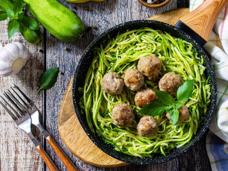 Zoodles mit Fleischbällchen in einer Pfanne.