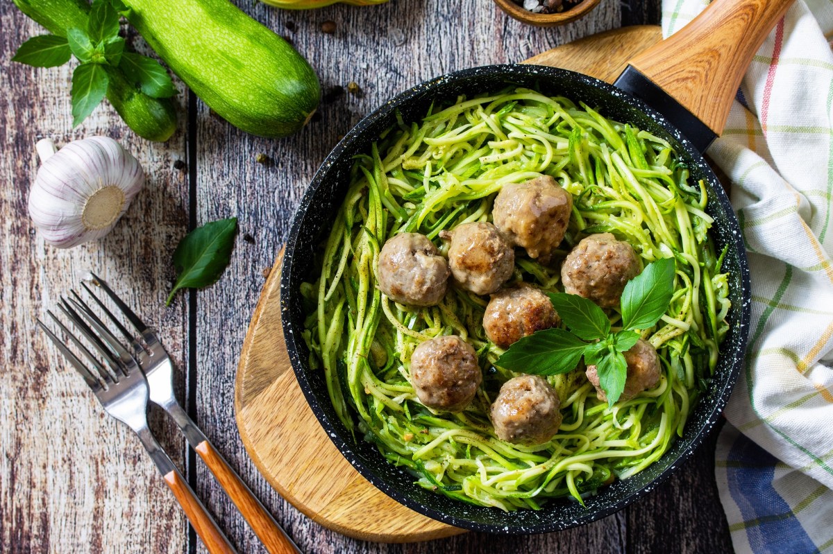 Zoodles mit Fleischbällchen in einer Pfanne.