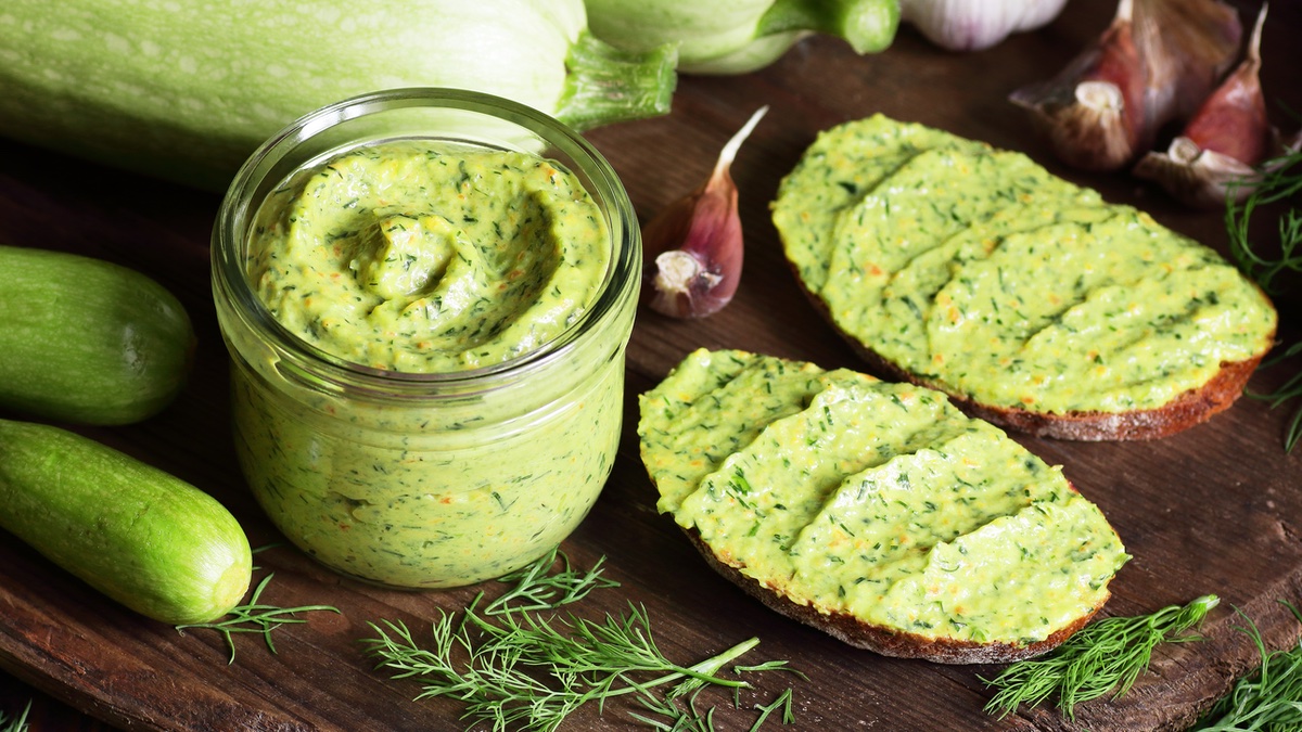 Zucchini-Aufstrich auf zwei Scheiben Brot