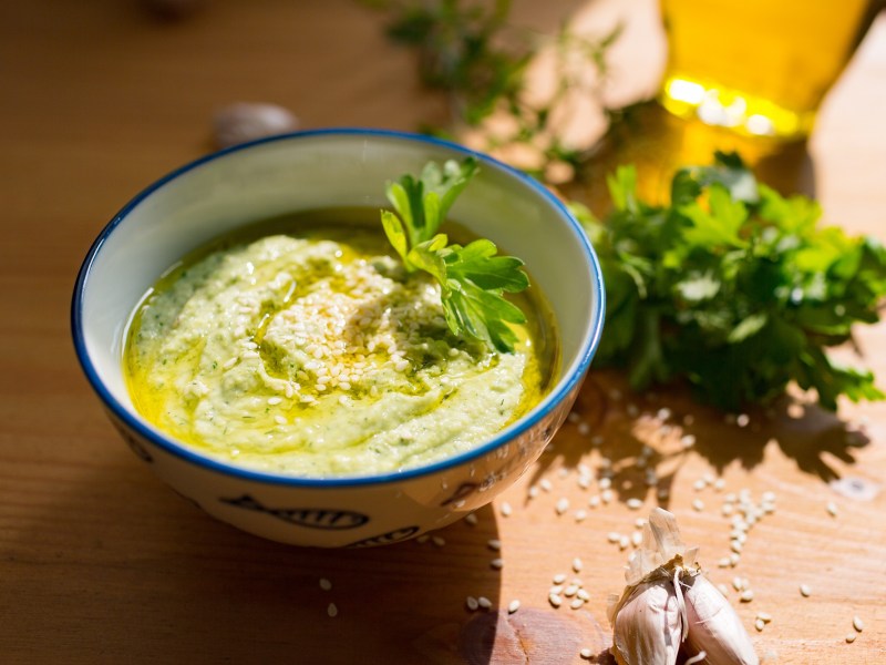 Schale mit cremigem Zucchini-Hummus