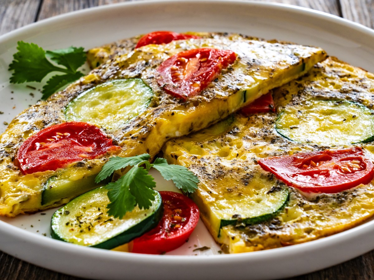 Ein Zucchini-Tomaten-Omelett bringt sommerlichen Genuss auf den Frühstückstisch