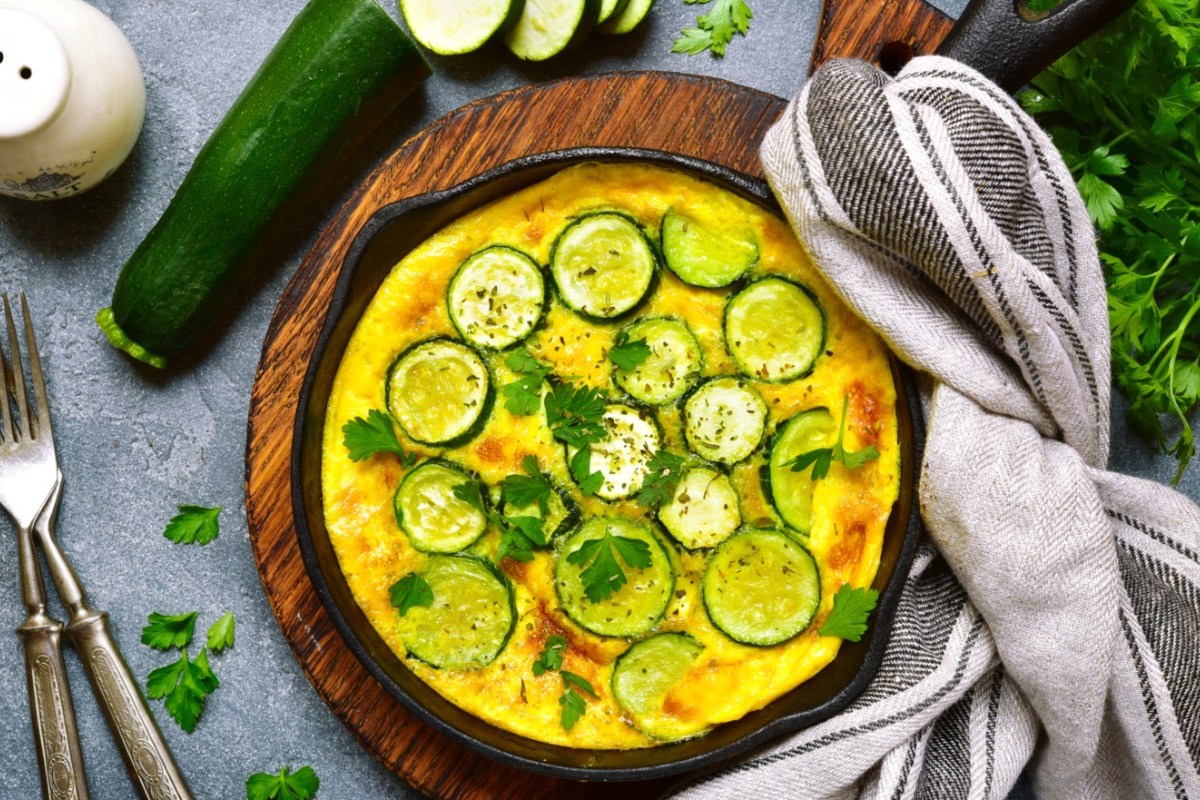 Eine Zucchini-Frittata in der Draufsicht.