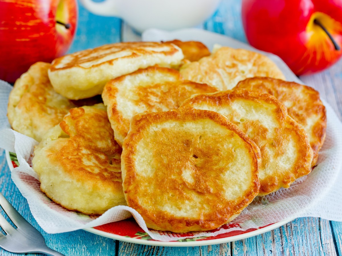 Apfel-Pancakes auf einem Teller.