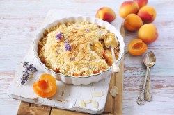 Auflaufform mit Aprikosen-Lavendel-Crumble