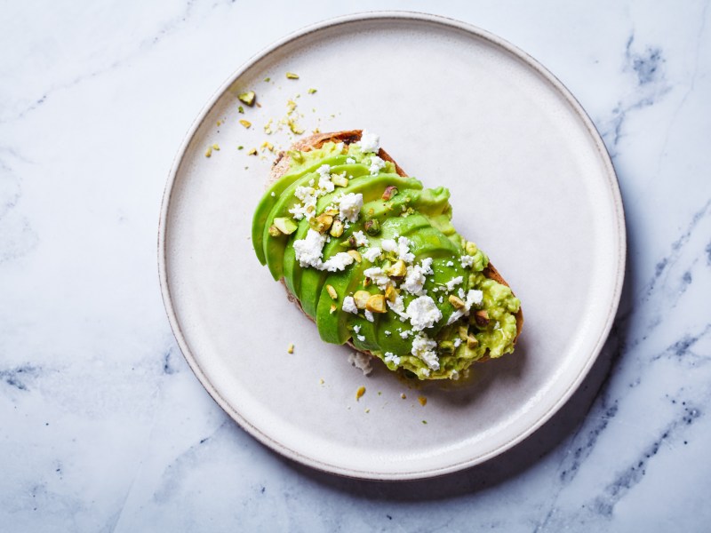 Teller mit Avocado-Pistazien-Toast