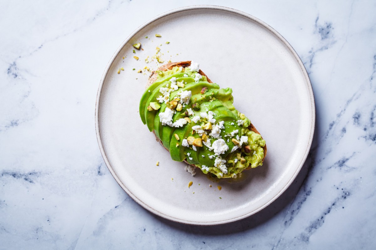 Teller mit Avocado-Pistazien-Toast