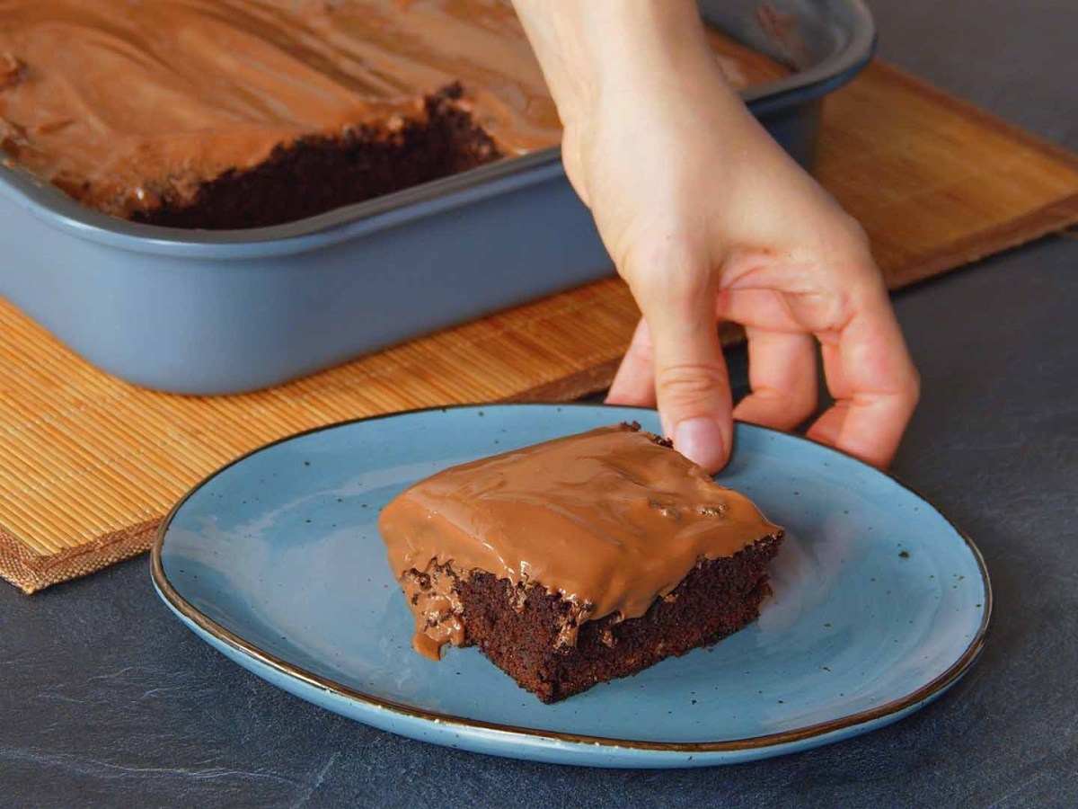 Brownies aus dem Airfryer. Ein Stück auf einem Teller.