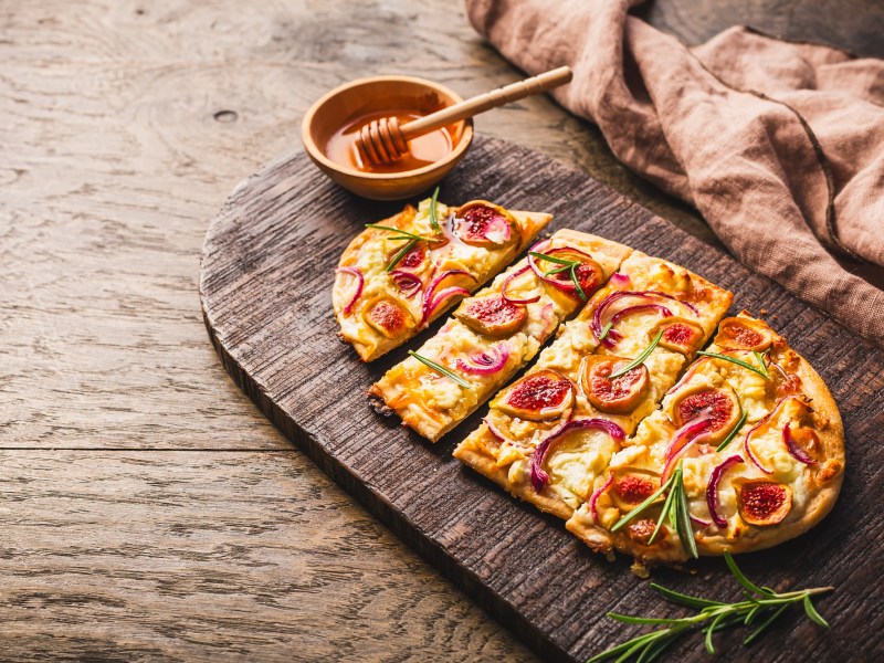 Brett mit Flammkuchen mit Feigen und Honig