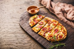 Brett mit Flammkuchen mit Feigen und Honig