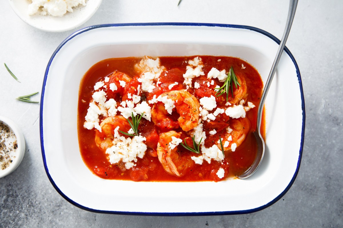 Garnelen in Tomatensoße mit Feta in einer Schale.