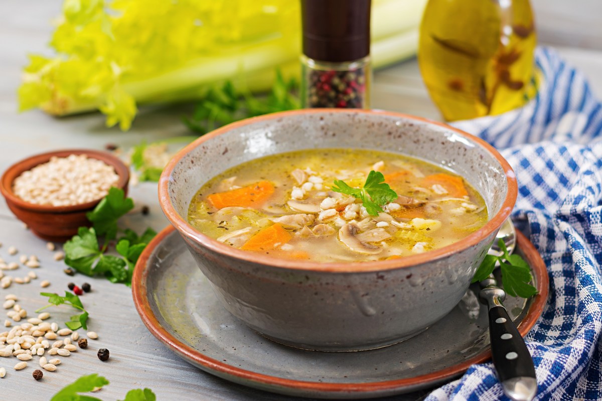 Eine Schüssel Graupensuppe mit Pilzen.