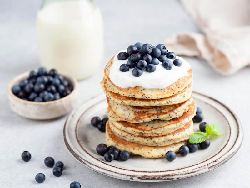 Ein Stapel Heidelbeer-Mohn-Pancakes auf einem Teller.