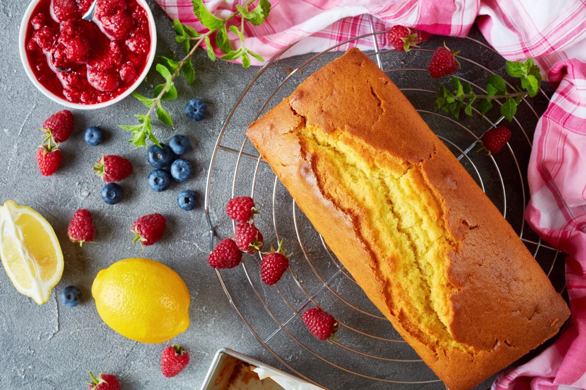 Ein Himbeer-Zitronen-Kuchen auf einem Kuchengitter.