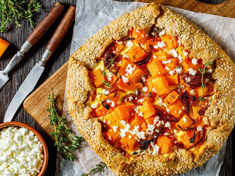 Eine Kürbis-Galette mit Feta in der Draufsicht.