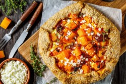 Eine Kürbis-Galette mit Feta in der Draufsicht.