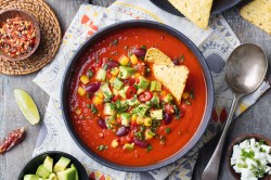 Schale mit mexikanischer Tomatensuppe