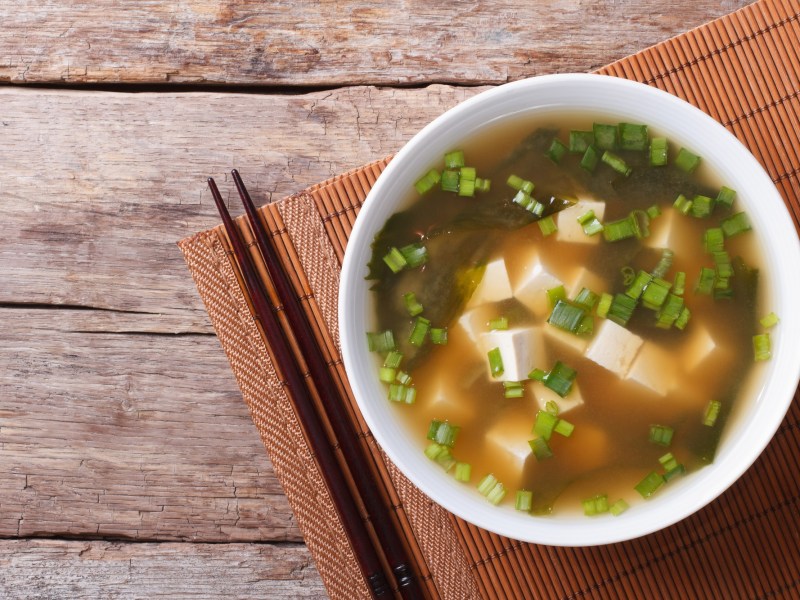 Eine Schale Misosuppe mit Tofu und Frühlingszwiebeln