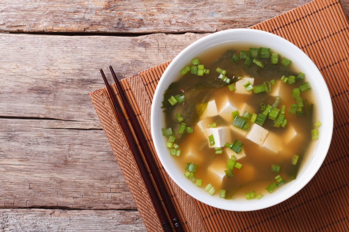 Eine Schale Misosuppe mit Tofu und Frühlingszwiebeln