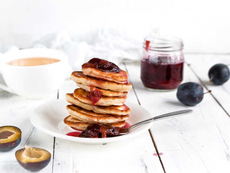 Ein Teller mit einem Stapel Pancakes mit Haferflocken