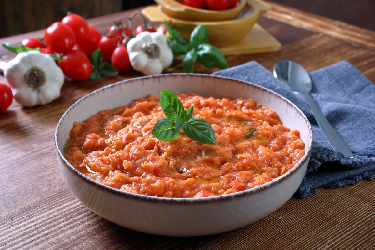 Pappa al Pomodoro in einer Suppenschüssel.