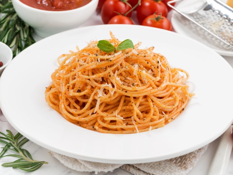 Ein tiefer Teller mit Pasta alla Bersagliera.