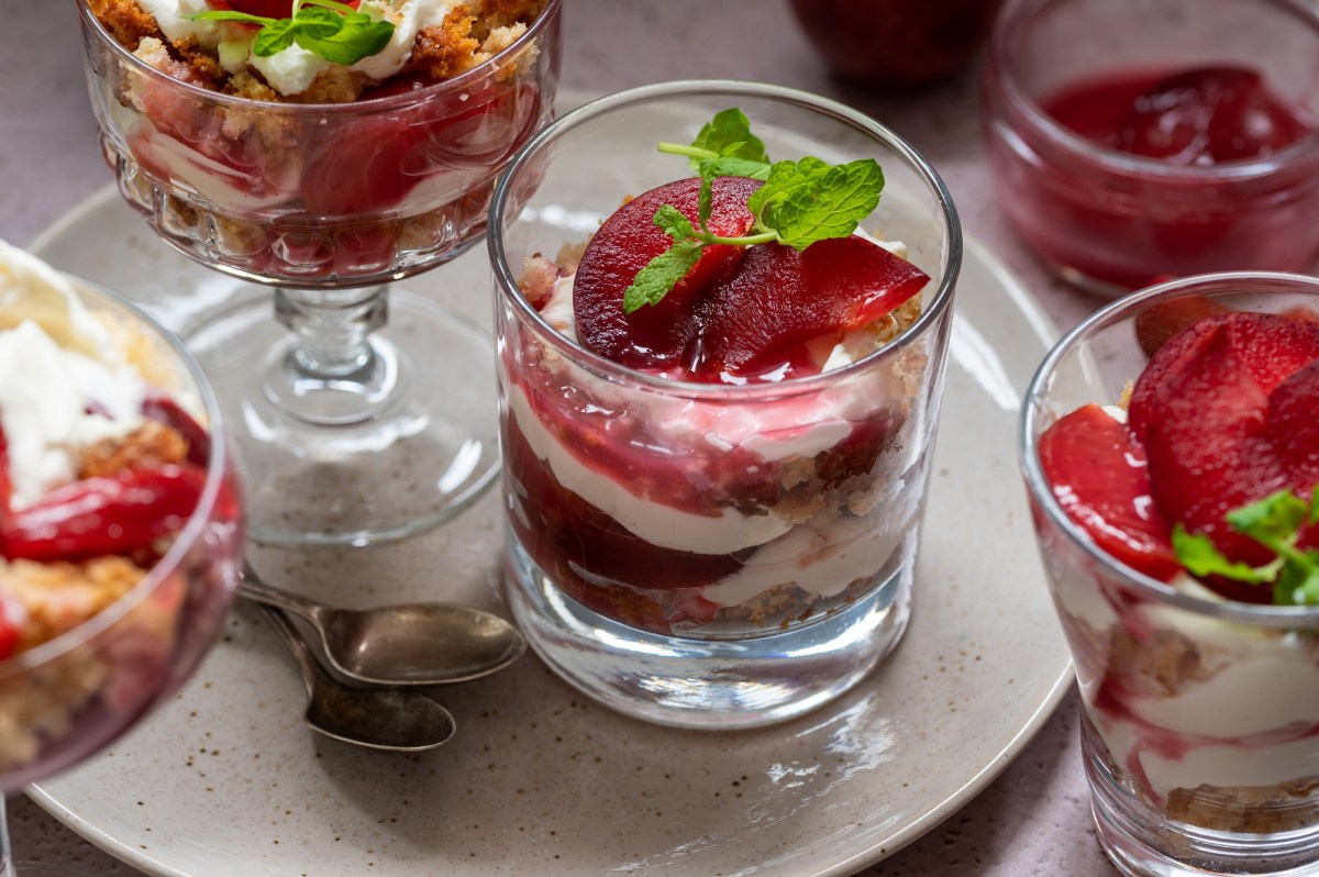 Mehrere Pflaumen-Trifle auf einem Tisch