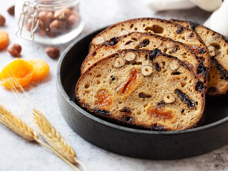 Pflaumenbrot in Scheiben geschnitten.