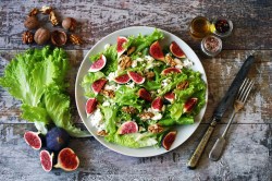 Ein Teller Salat mit Feigen und Feta.