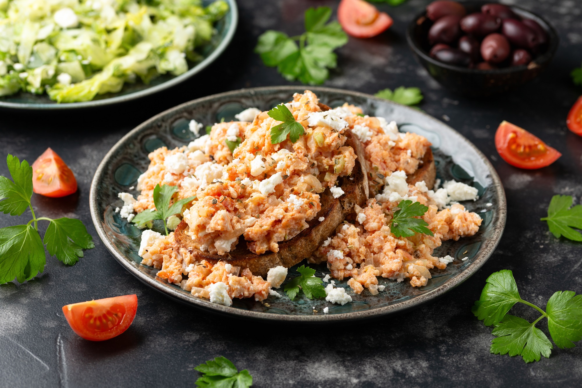 Strapatsada: griechisches Rührei mit Feta zum Frühstück - Leckerschmecker