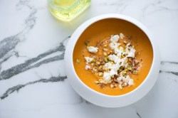 Schale mit Süßkartoffel-Feta-Suppe und gehackten Pistazien