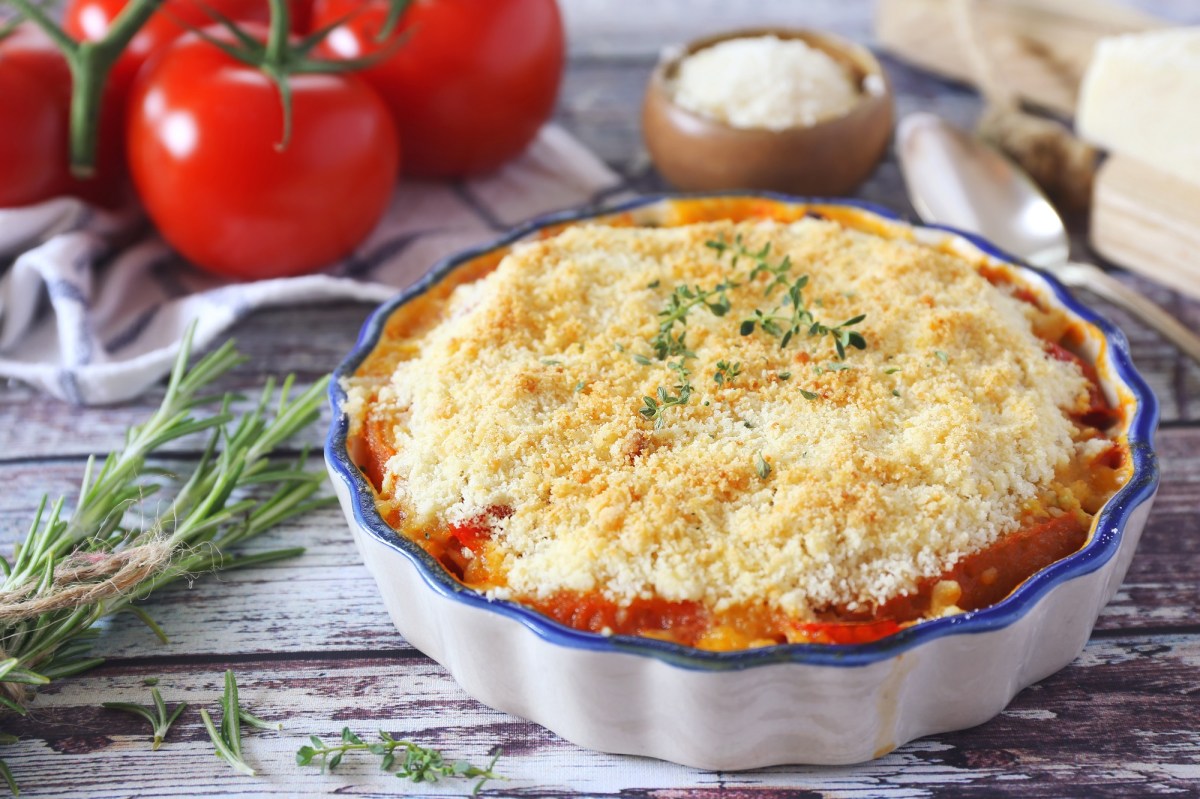 Auflaufform mit Tomaten-Crumble mit Parmesanstreusel