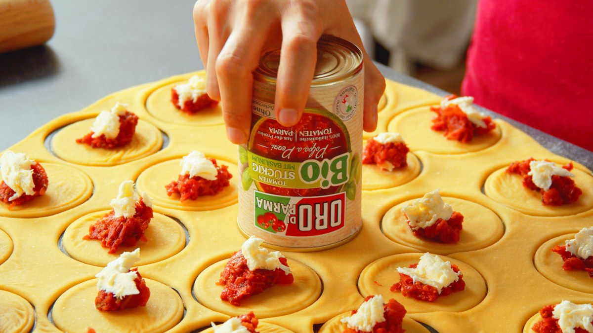 Tomaten-Käse-Ravioli mit Mozzarella und Salbeibutter: runde, mit Tomaten und Mozzarella bestückte Teiglinge.