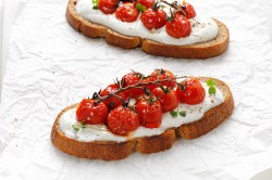 Zwei Ricotta-Brote mit geschmorten Tomaten