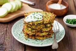 Türkische Zucchinipuffer auf einem Teller.