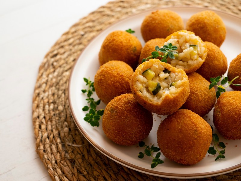 Teller mit Zucchini-Arancini